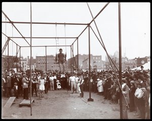 En folkmassa tittar på en gymnast vid Hudson Bank Gymnasium and Playground, 53rd Street och 11th Avenue, New York, 1898 (silvergelatintryck)