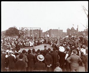 Folkmassa tittar på en polevalter på Hudson Bank Gymnasium and Playground, 53rd Street och 11th Avenue, New York, 1898 (silvergelatintryck)