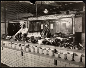 Utställning av kallt kött i köket på Commodore Hotel, 1919 (silvergelatintryck)