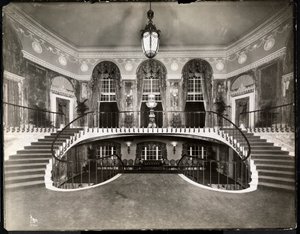 Dubbeltrappa på Ritz-Carlton Hotel, 1913 (silvergelatintryck) av Byron Company