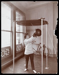 Edna Wallace Hopper slår en boxningspåse på Jack Cooper