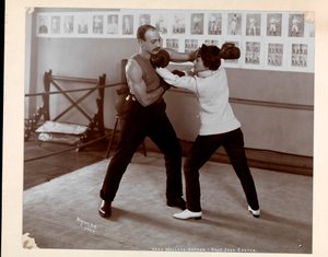 Edna Wallace Hopper poserade i en boxningsring med Jack Cooper på hans gymnasium på Broadway och 37th Street, New York, 1899 (silvergelatintryck)
