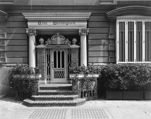 Entré till Hotel Wellington, 871 7th Avenue, New York, 1907 (silvergelatintryck) av Byron Company