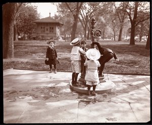 Fem barn som leker och dricker vid fontänen på Madison Square, New York, 1901 (silvergelatintryck)