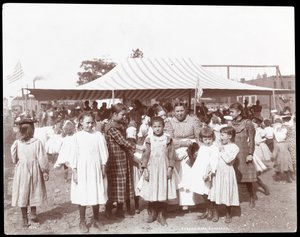 En grupp flickor och en kvinna på Hudson Bank Gymnasium and Playground, 53rd Street och 11th Avenue, New York, 1898 (silvergelatintryck)