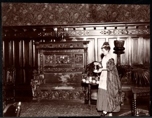 Gäst som tar te på Hotel Marie Antoinette, 1895 eller 1896 (silvergelatintryck)