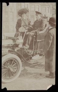 Hattie Williams sittande med förare i en av New York Citys första bilar, New York, 1890-1910 (silvergelatintryck) av Byron Company