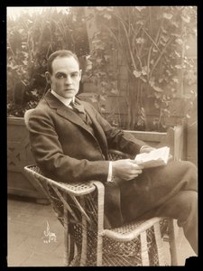 Howard Estabrook i en trädgård, 1915-16 (silvergelatintryck)