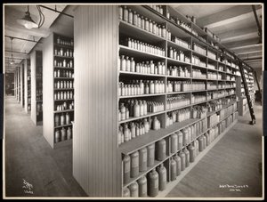 Interiör av ett kemiskt förråd hos Parke, Davis och Co, kemister, Hudson och Vestry Streets, New York, 1910 (silvergelatintryck) av Byron Company