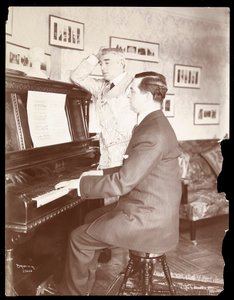Kyrle Bellew och vän vid pianot i Bellew