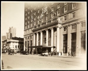 Huvudentrén till Hotel Pennsylvania, 7th Avenue och 32nd Street, New York, 1919 (silvergelatintryck) av Byron Company