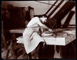 Man som arbetar i Hardman, Peck und Co. pianofabrik, New York, 1907 (silvergelatintryck)