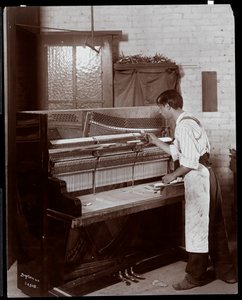 Man som arbetar i Hardman, Peck und Co. pianofabrik, New York, 1907 (silvergelatintryck)