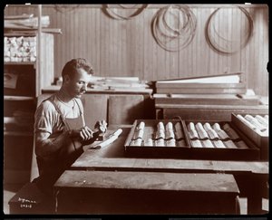 Man som arbetar i Hardman, Peck und Co. pianofabrik, New York, 1907 (silvergelatintryck)