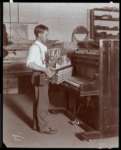 Man som arbetar i Hardman, Peck und Co. pianofabrik, New York, 1907 (silvergelatintryck)