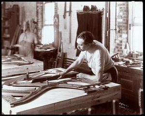 Man som arbetar i Hardman, Peck und Co. pianofabrik, New York, 1907 (silvergelatintryck)