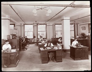Män och kvinnor i ett öppet kontor i Parke, Davis und Co., kemister, Hudson und Vestry Streets, New York, 1910 (silvergelatintryck)