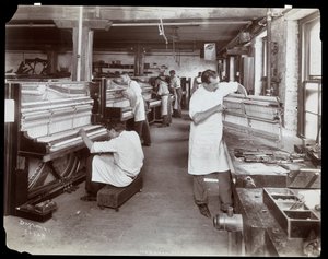 Män som arbetar i Hardman, Peck und Co. pianofabrik, New York, 1907 (silvergelatintryck)