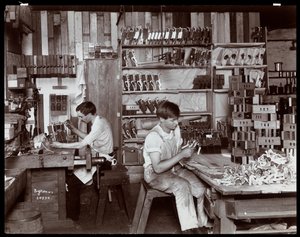 Män som arbetar i Hardman, Peck und Co. pianofabrik, New York, 1907 (silvergelatintryck)