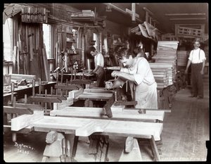 Män som arbetar i Hardman, Peck und Co. pianofabrik, New York, 1907 (silvergelatintryck) av Byron Company