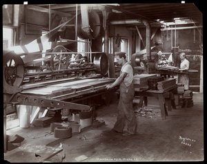 Män som arbetar i Hardman, Peck und Co. pianofabrik, New York, 1907 (silvergelatintryck)