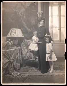 Mrs. Clarence Mackay med sina barn på Harbor Hill, Long Island, ca 1905 (platinatryck)