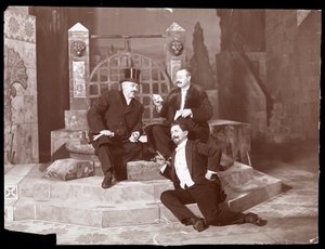 Oscar Hammerstein och två andra på Manhattan Opera House, ca 1905 (silvergelatintryck)