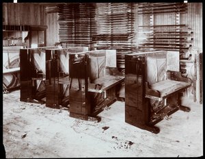 Pianon under konstruktion på Hardman, Peck und Co.-fabriken, New York, 1907 (silvergelatintryck) av Byron Company
