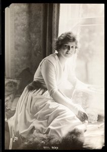 Porträtt av Hazel Dawn. c.1915 (silvergelatintryck)