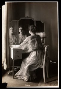Porträtt av Jobyna Howland sittande vid sitt toalettbord, 1908-9 (silvergelatintryck)