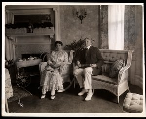 Porträtt av Mr. och Mrs. Howard sittande poserade i ett vardagsrum i deras hem på 200 5th Avenue, New York, 1916-6 (silvergelatintryck)