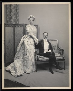Porträtt av en oidentifierad man och kvinna på James Hazen Hyde Ball, New York, 31 januari 1905 (silvergelatintryck)