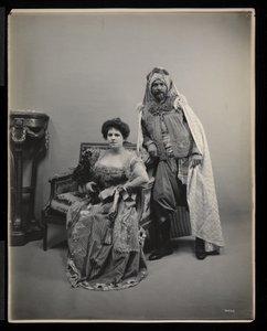 Porträtt av en oidentifierad man och kvinna på James Hazen Hyde Ball, New York, 31 januari 1905 (silvergelatintryck)
