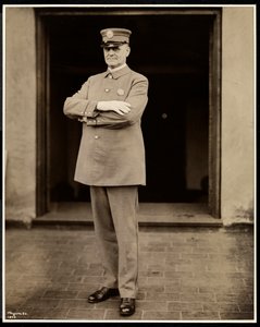 Porträtt av den högsta polisen på Hotel Commodore, 1922 (silvergelatintryck)