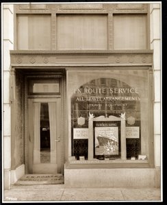 En Route Service, Inc.:s skyltfönster på Savoy Plaza Hotel, 59th Street och 5th Avenue, New York, 1928 (silvergelatintryck) av Byron Company