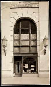 Skyltfönster för En Route Service, Inc., på Savoy Plaza Hotel, 59th Street och 5th Avenue, New York, 1928 (silvergelatintryck) av Byron Company