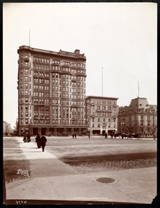 Hotel Savoy på 59th Street och 5th Avenue, utsikt från ingången till Central Park, New York, 1898 (silvergelatintryck) av Byron Company