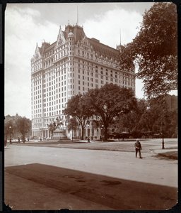 The Plaza Hotel, 5th Avenue och 59th Street, New York, 1907 (silvergelatintryck) av Byron Company