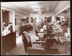 Frisersalongen på Philadelphia Ritz-Carlton Hotel, 1913 (silvergelatintryck) av Byron Company