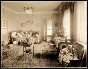 Salongen i svit 1047 på Hotel Majestic, 1925 (silvergelatintryck) av Byron Company