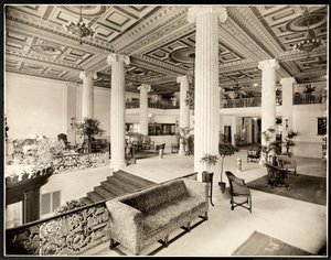 Ingången och lobbyn till Robert Treat Hotel, Newark, New Jersey, 1916 (silvergelatintryck) av Byron Company
