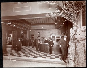 Lobbyn och registreringsdisken på Hotel Victoria, 1900 eller 1901 (silvergelatintryck)
