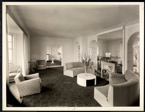 Salongen i takvåningen på Hotel St. Regis, 1937 (silvergelatintryck) av Byron Company