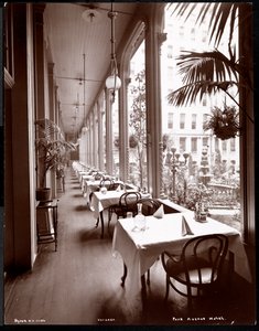 Verandan på Park Avenue Hotel, 1901 eller 1902 (silvergelatin) av Byron Company