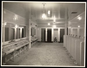 Toaletter på Hotel Pennsylvania, 1918 (silvergelatintryck) av Byron Company