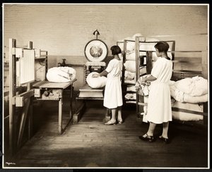 Två afroamerikanska kvinnor som väger påsar med tvätt på Carolyn Laundry på 111 East 128th Street, East Harlem, New York, 1928 (silvergelatintryck)