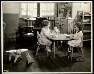 Två blinda synskadade flickor äter vid ett litet bord med en docka på New York Association for the Blind, 111 East 59th Street, New York, 1933 (silvergelatintryck)