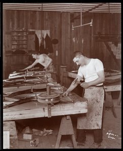 Två män som arbetar i Harrington Piano Co.-fabriken, 1907 (silvergelatintryck)