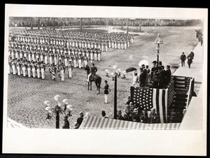 Vy av prinsessan Eulalia av Spanien som granskar 7:e regementet som marscherar i Columbus Celebration Parade vid Savoy Hotel, New York, 1899 (silvergelatintryck) av Byron Company