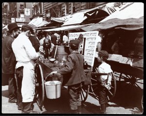 Barn som köper dryck av en försäljare på Hester Street, New York, 1898 (silvergelatinprint)
